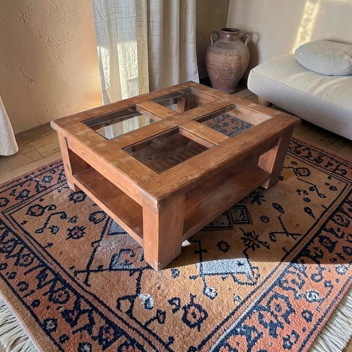 Mesa centro de sala em Teca  rectangular. Com  quatro aberturas em cima com vidro