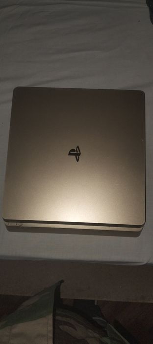 Vendo PlayStation 4 dourada como nova urgente