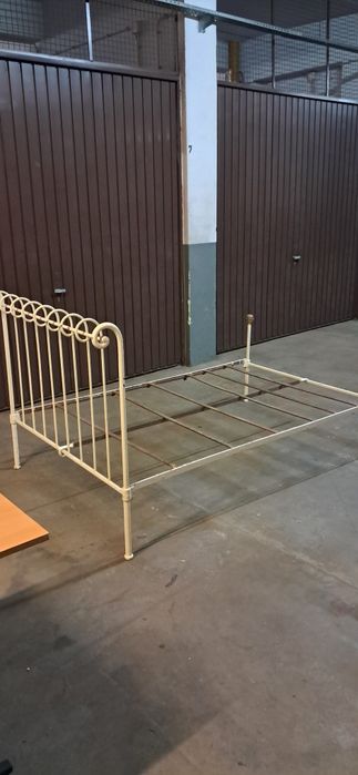 Cama de ferro antiga
