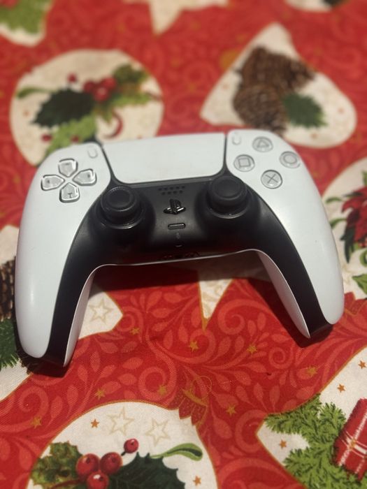 PS5 com dois comandos