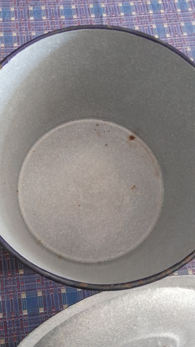 Panela antiga em esmalte