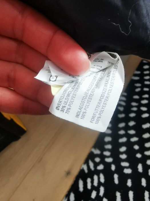 Krótki płaszcz z wełną w literę A z kapturem