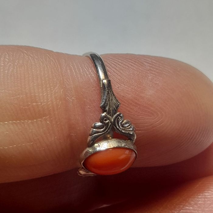 Stary srebrny pierścionek z koralem