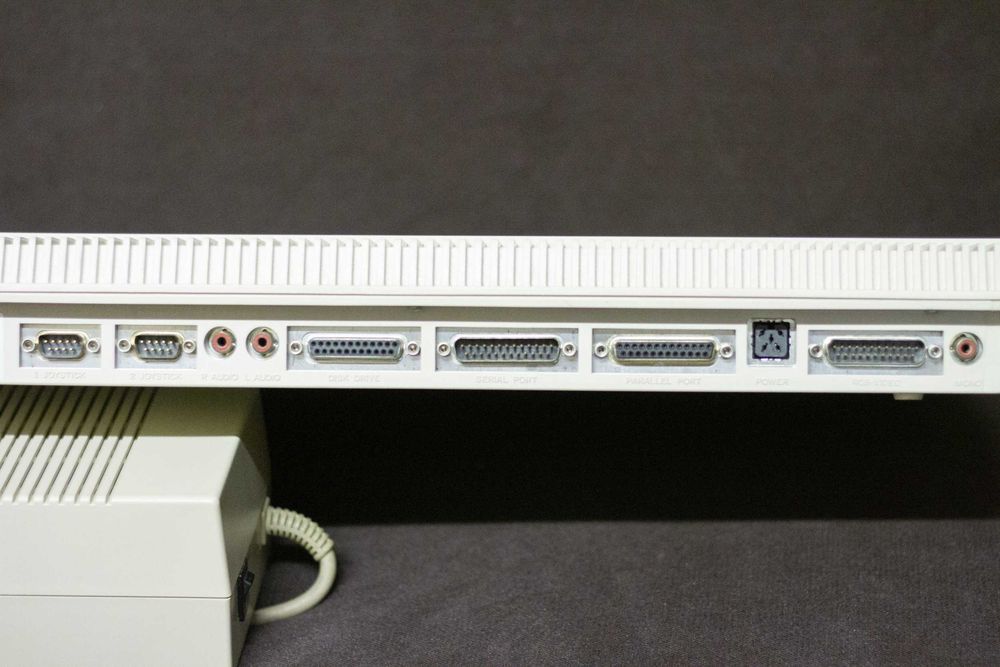 Amiga 500 + zasilacz + mysz + 2 x joystick + dyskietki