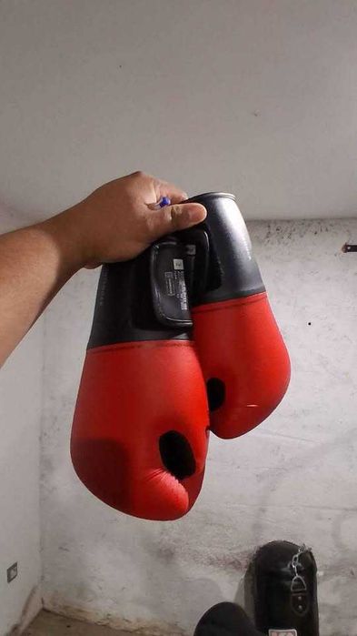Vendo saco de boxe 20kg com soporte de parede e luvas