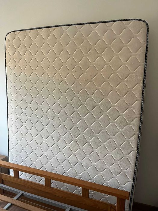 Cama de casal com colchão ortopédico e estrado