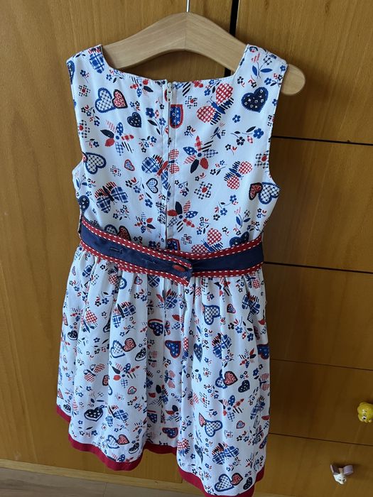 Diversos vestidos criança