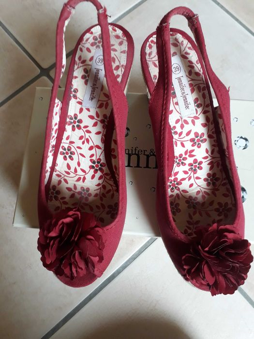Buty na  lato czerwone rozm.39