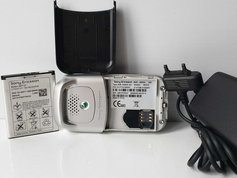 телефон Sony Ericsson Z530i  зарядне