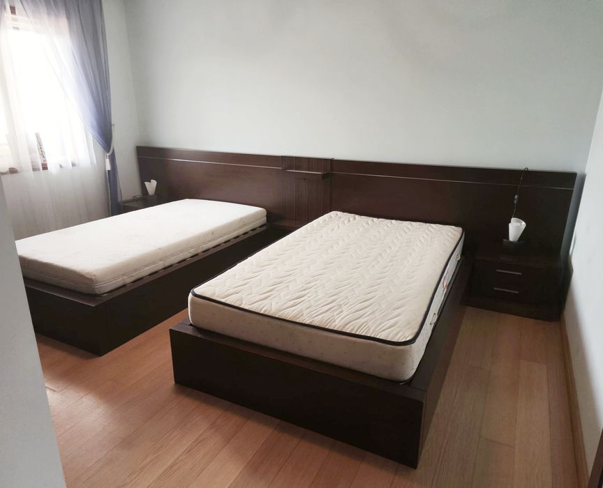 Cabeceira de Cama em Madeira Wengé com 2 Camas Individuais – Excelente Estado
