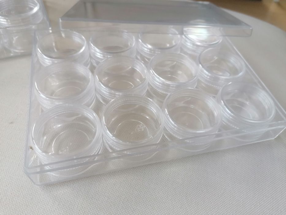 12 Caixas pequenas em plástico