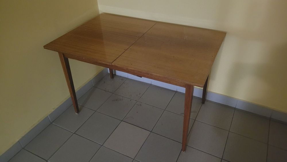 Drewniany stół w stylu PRL-u.