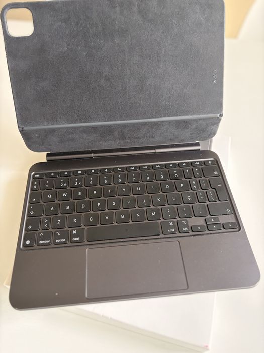 iPad Pro M4 11" (256GB) + Magic Keyboard – Excelente Estado