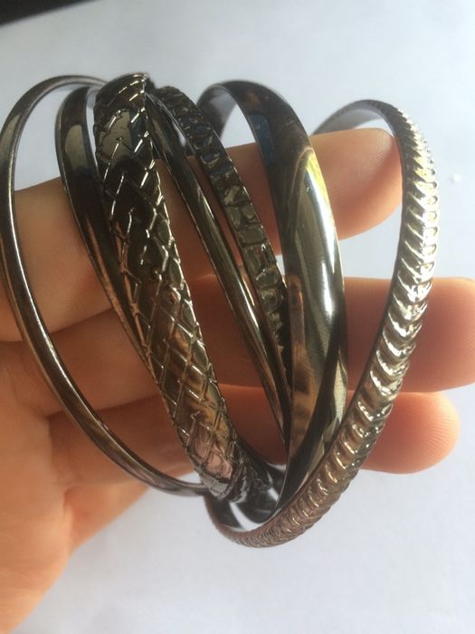 Pulseira multi argolas cinza rato