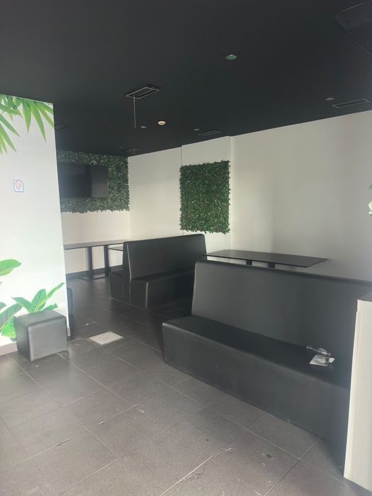 Mesas e sofas de bar
