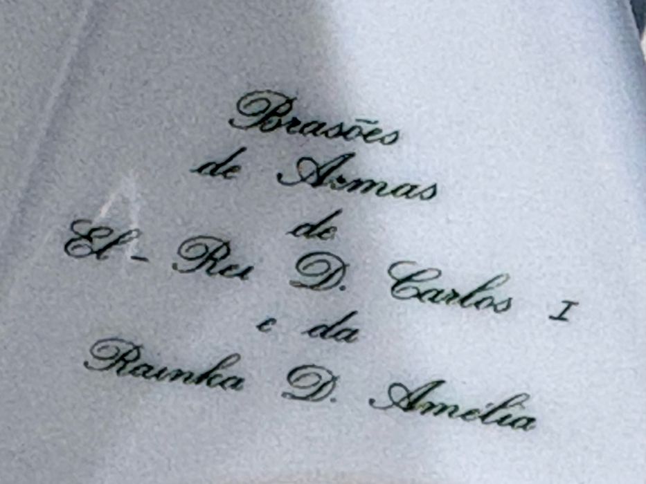 Lindo marcador de lugar em porcelana Vista Alegre brasonado e marcado