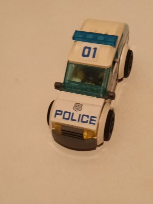 Colecionaveis  Caterpillar e carro da Polícia
