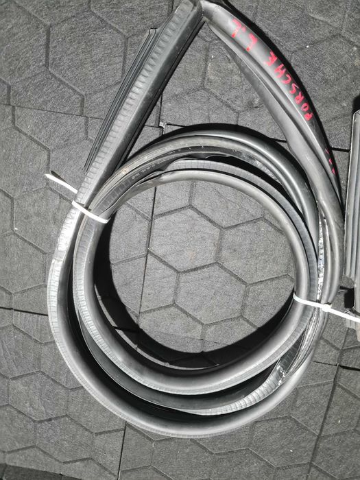 Porsche 911 4S 996 uszczelka karoseryjna przód lewa prawa