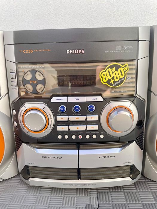 Aparelhagem áudio, rádio e leitor de cassetes áudio.