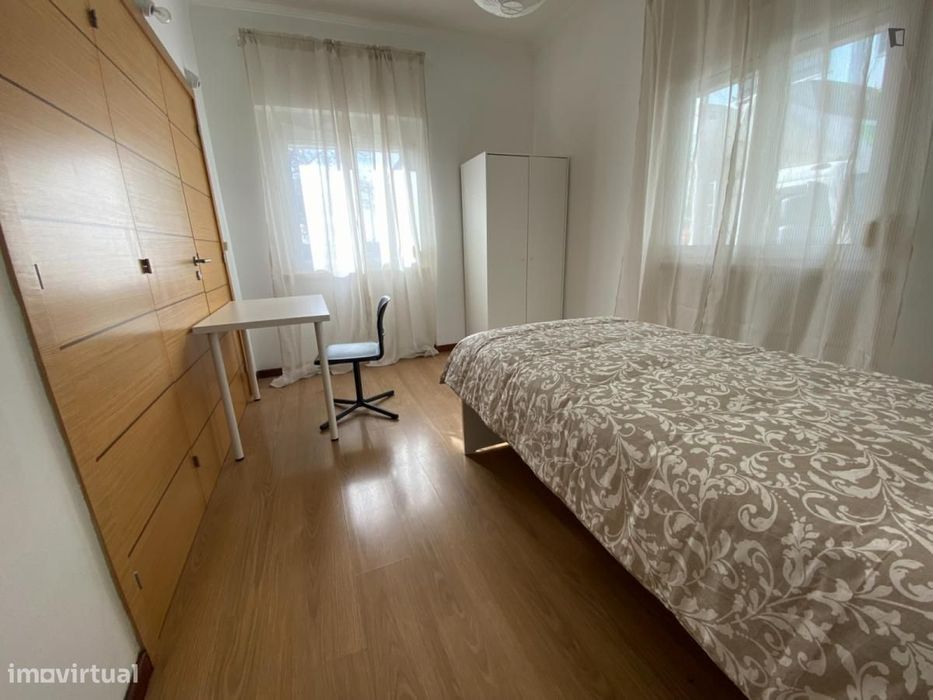 Quarto - localizado em Almada Lisbon