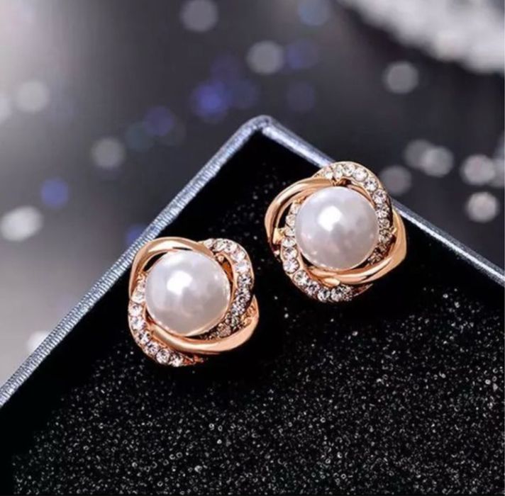 Brincos em prata dourada novos.