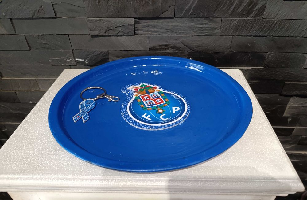 Bandeja Grande, em metal FCP Diâmetro  33 cm + Porta chaves com arnês