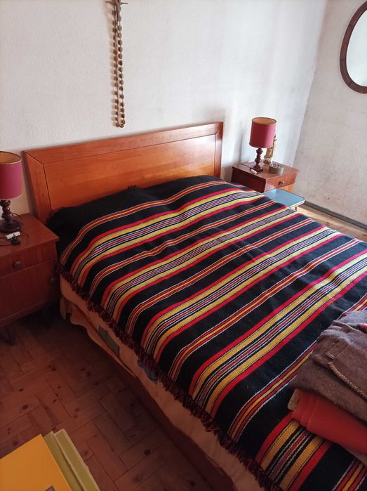 Cama e mesinhas de cabeceira Cerne em cerejeira