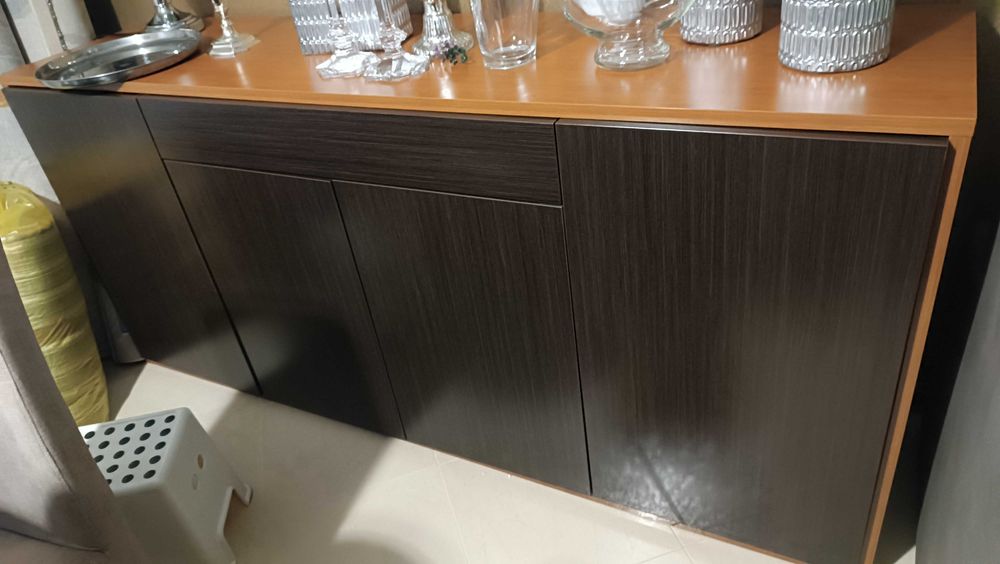 Móvel de sala ,mesa de jantar e 6 cadeiras forradas a tecido.