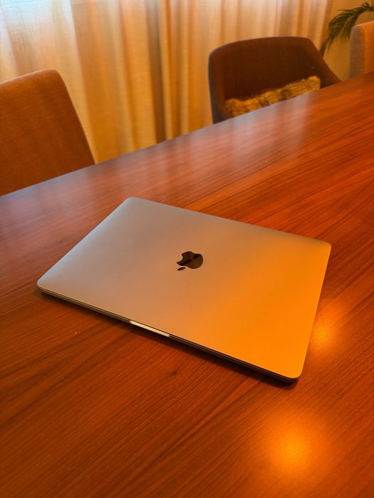 MacBook Pro 13" 2019 – i5 Quad-Core, 16GB RAM, 256GB SSD, Touch Bar + Carregador
