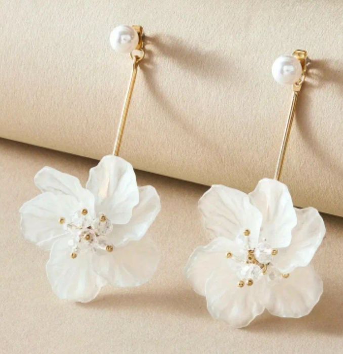 Kolczyki wiszące kwiaty akrylowe jasny róż z perełką