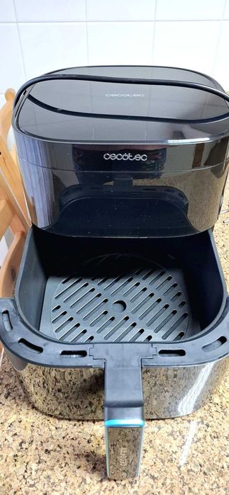 Vendo Air Fryer com vários acessórios,  marca Cecotec com muito pouco uso e em excelente estado.  Quase como nova