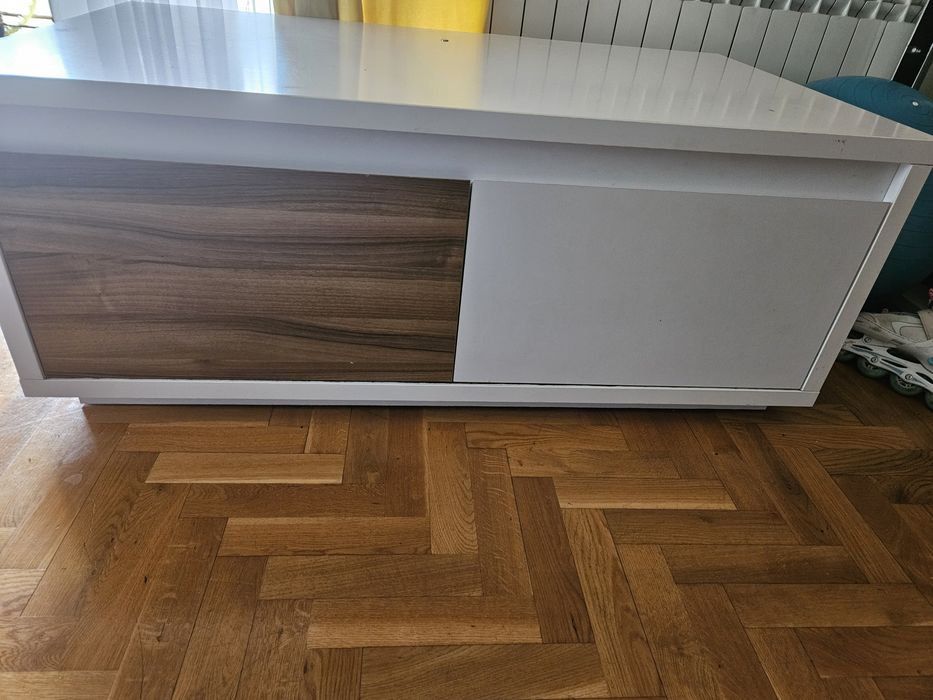 Stolik na kólkach z szufladami