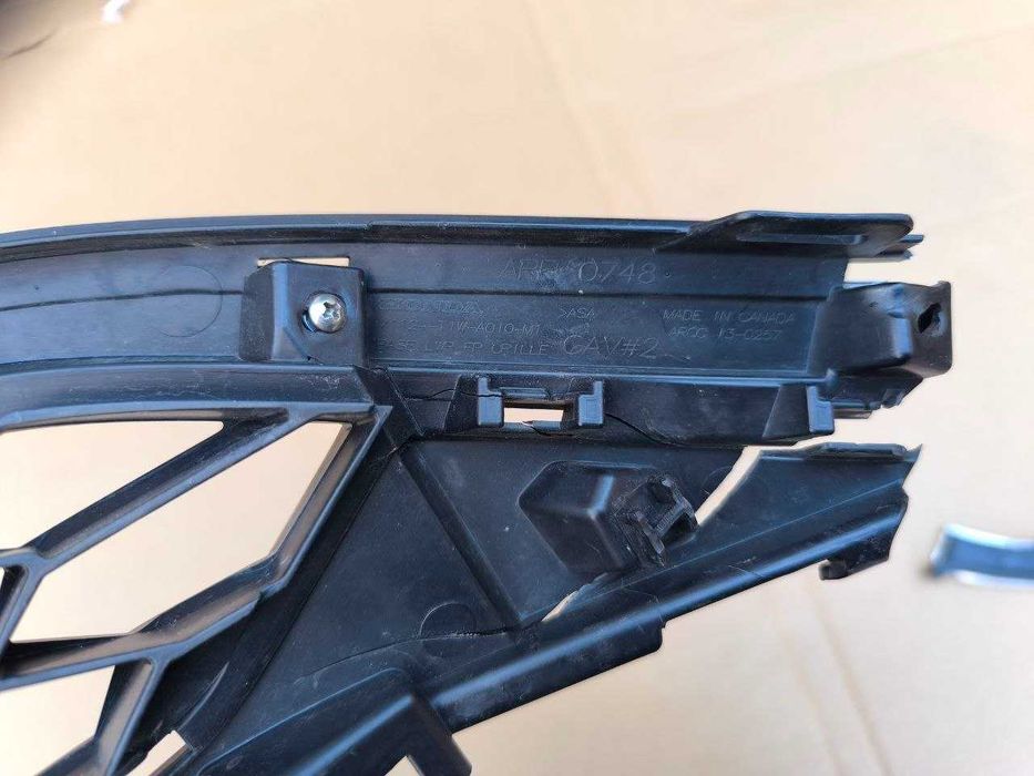 Решітка радіатора grill у зборі Honda CRV 15-16 71124T1WA01 оригінал під ремонт