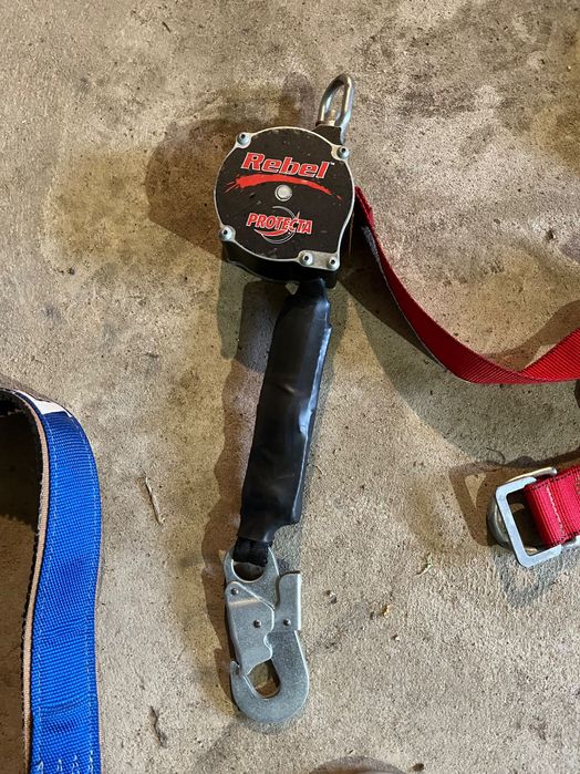 Arnês de segurança com vários acessórios