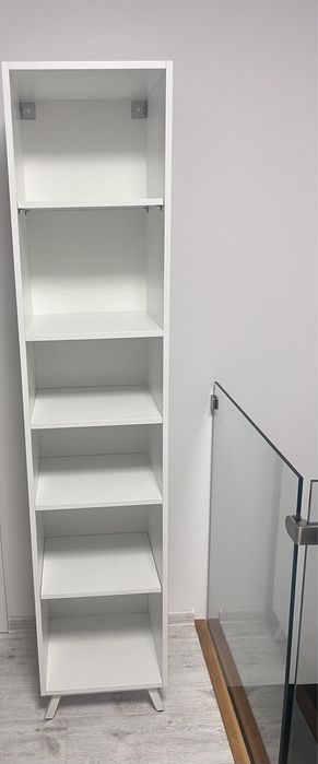 Biały regał na książki do łazienki