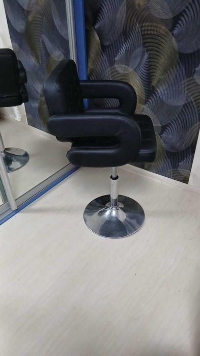перукарське крісло візажиста  крісло для бровиста стілець барний