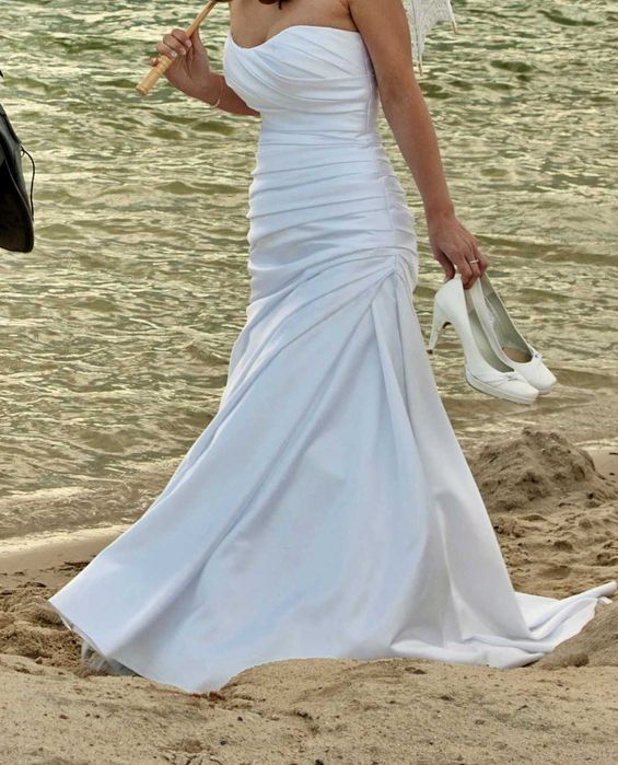 Suknia ślubna z trenem r.38