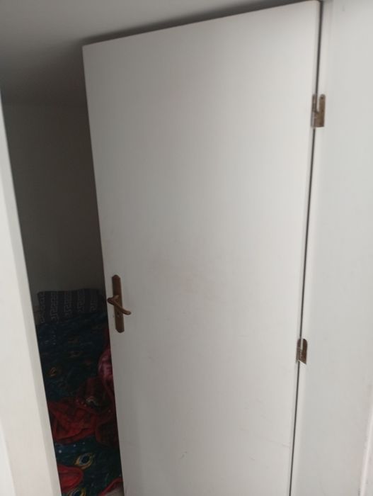 3 portas 2m altura 80cm largura em bom estado