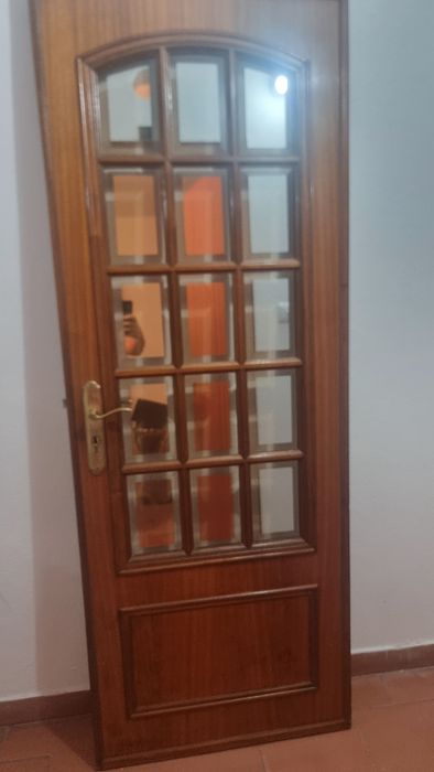 Porta de Sala/Cozinha em Madeira com Vidros / Caixilharia