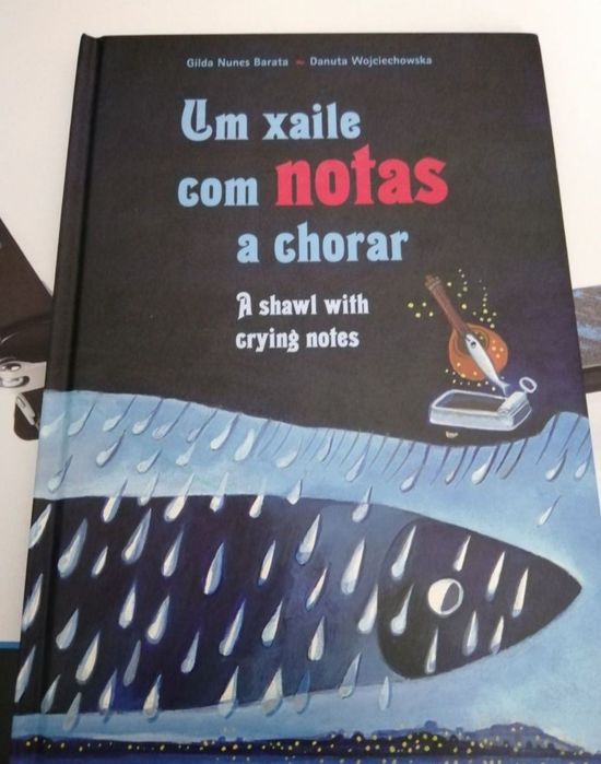 Livro um xaile com notas a chorar