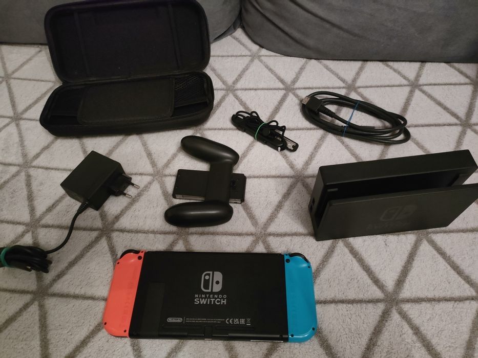 Nintendo Switch + etui + karta pamięci+ szyba