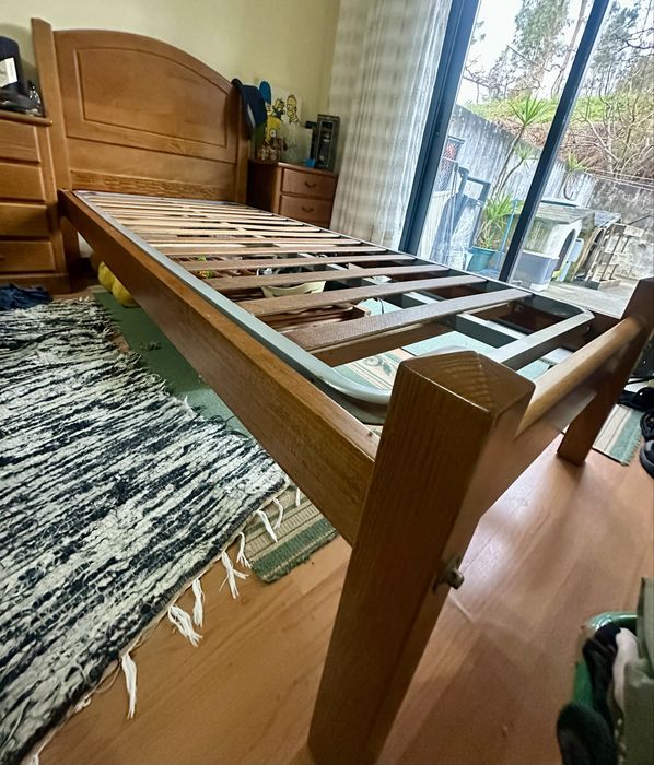 Cama de solteiro de cerejeira