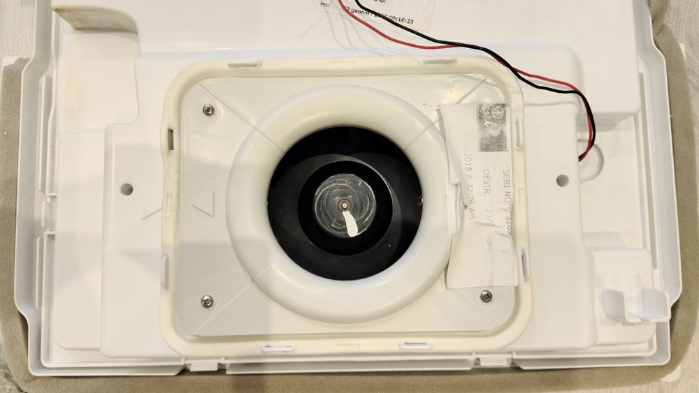 Кришка випарника з вентилятором для холодильника whirlpool. Під ремонт