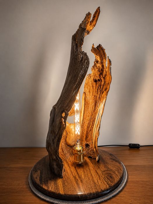 Ręcznie wykonana lampa z naturalnego drewna – unikatowy egzemplarz