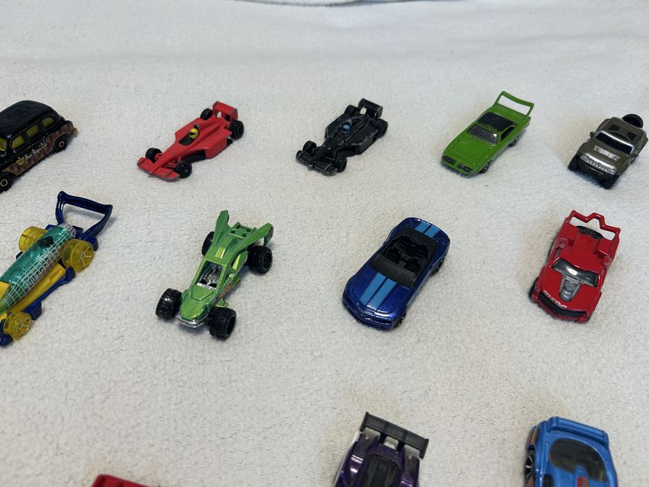 HotWheels колекційні машинки - мініатюрні моделі