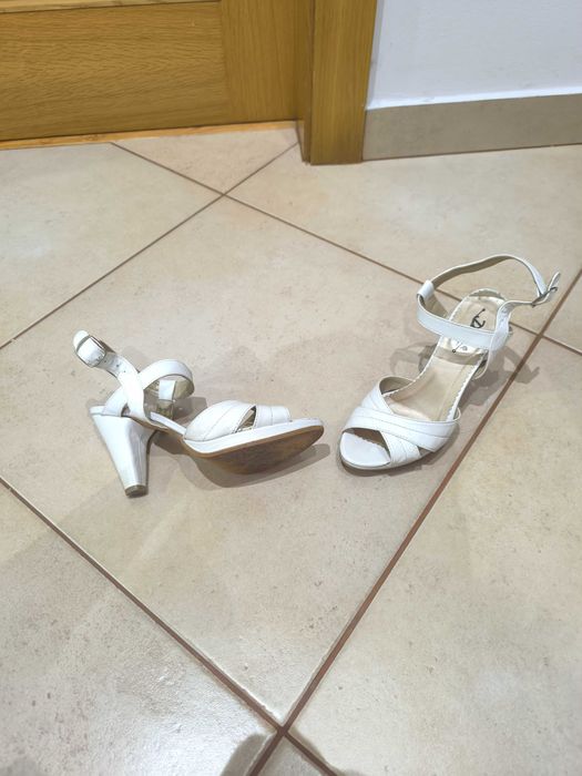 Sandália alta com sola compensada