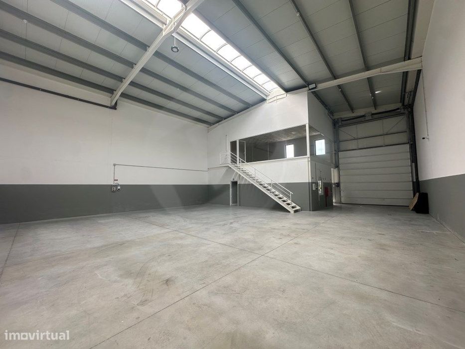 Armazém como Novo com 380m2 na Póvoa de Varzim