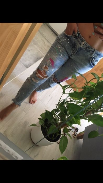 Spodnie z dziurami i farbą superdry S