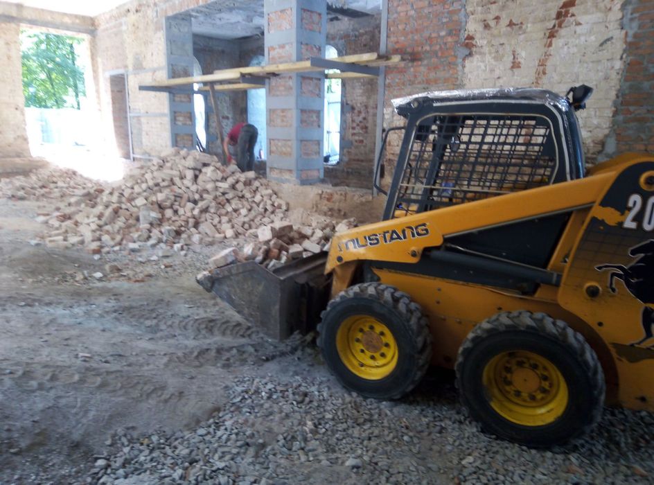 Продам мінінавантажувач Mustang 2044