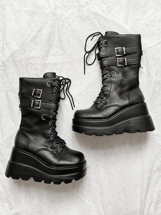 Buty na platformie w stylu gotyckim